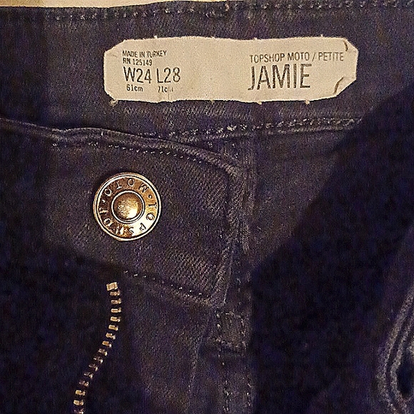 A set of two women's pants in size small. Gray jogging pants and black jeans. - Picture 5 of 6